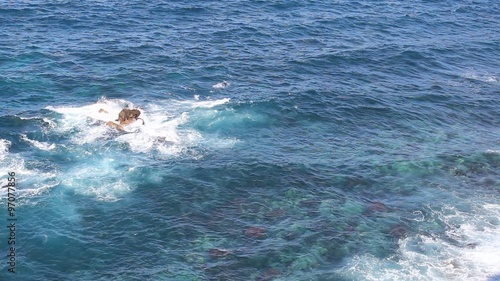 Wallpaper Mural Fels in der Brandung - Wellen an steiniger Küste Torontodigital.ca