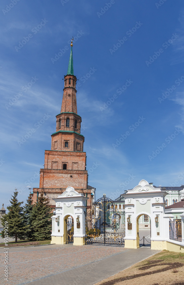 Obraz premium Kazan Kremlin. The gates to the territory of residence of the President of the Republic of Tatarstan and the leaning tower Syuyumbike
