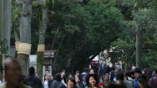 Wallpaper Mural 熱田神宮　参道を行きかう参拝者　タイムラプス撮影 Torontodigital.ca