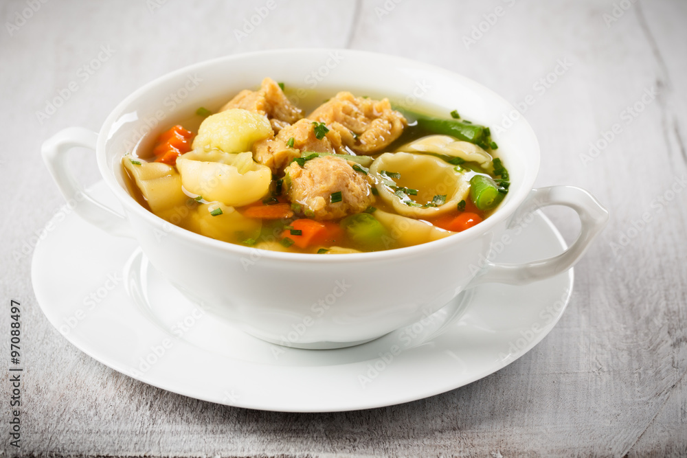 vegane Nudelsuppe mit Sojafleisch - vegan noodle soup with soy c vegane Nudelsuppe mit Sojafleisch - vegan noodle soup with soy c