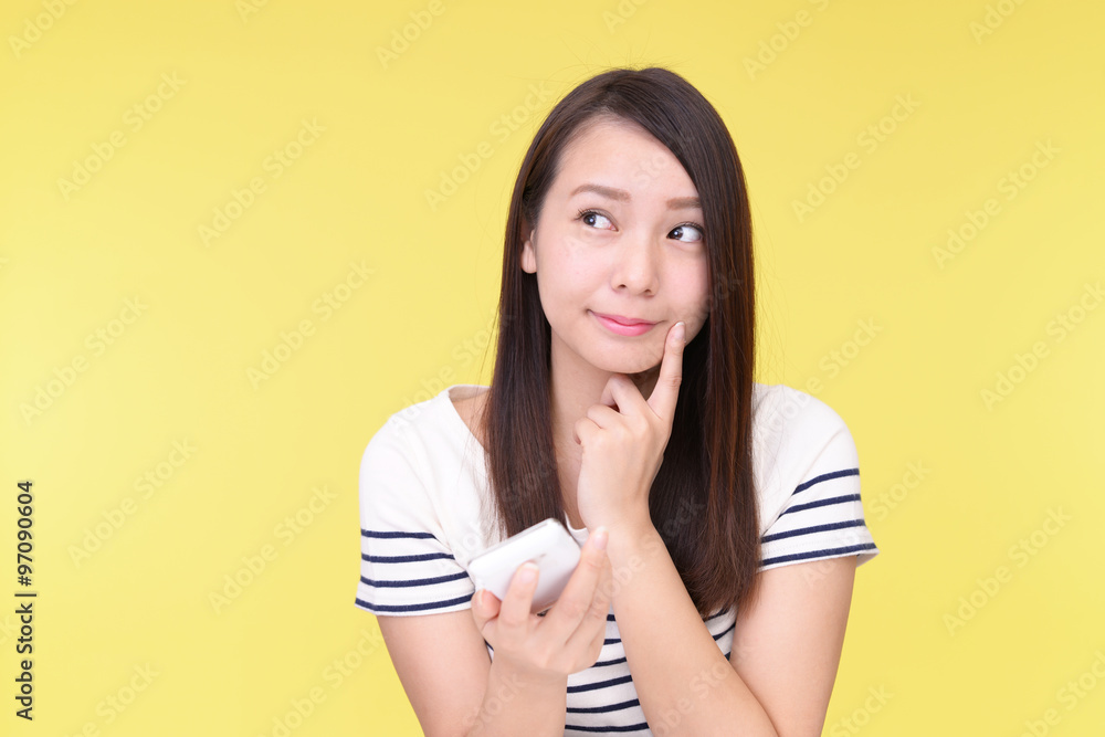スマートフォンを持つ女性 スマートフォンを持つ女性