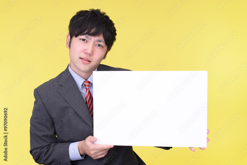 疲れた表情のビジネスマン