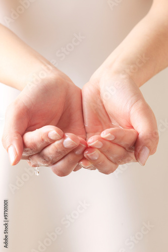 水を掬う女性の手stock Photo Adobe Stock