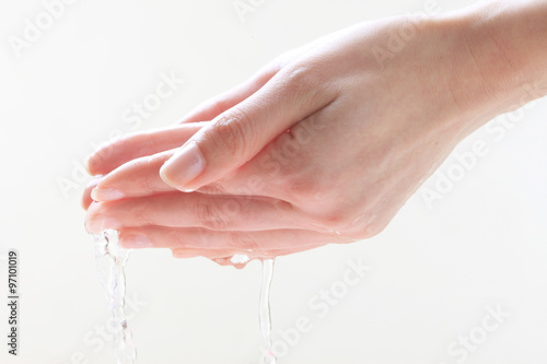水を掬う女性の手