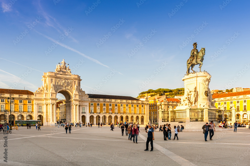 Place du commerce et l'arc de triomphe à Lisbonne, Portugal
