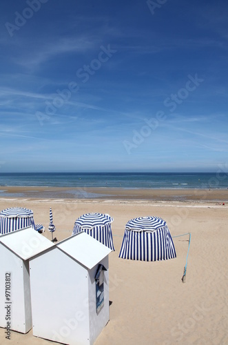 Cabines et parasols sur la plage de Cabourg.