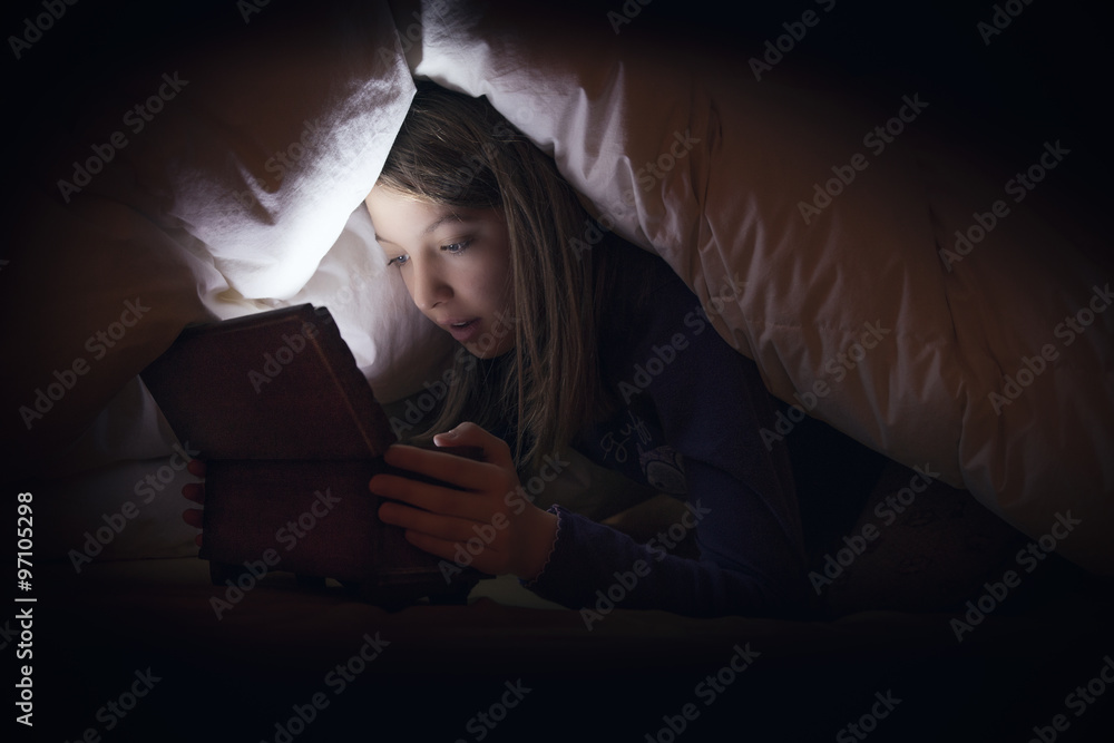 Bambina emozionata con regalo di Natale