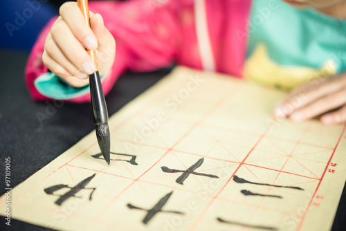 Canvas Print Chinese children learn to write Chinese characters, calligraphy is the tradition