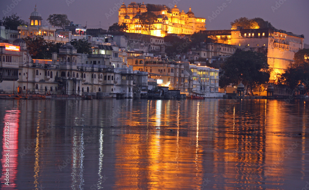 Rajasthan, le lac et la citadelle à Udaipur, Inde du Nord