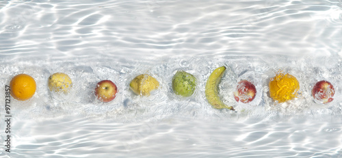 owoce w wodzie © Fotorhemus