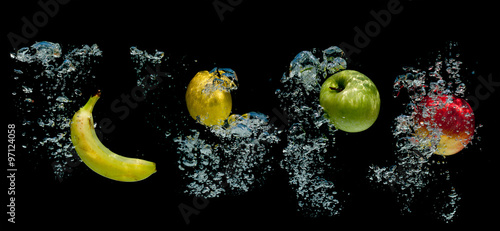Fototapeta Naklejka Na Ścianę i Meble -  Owoce wpadające do wody