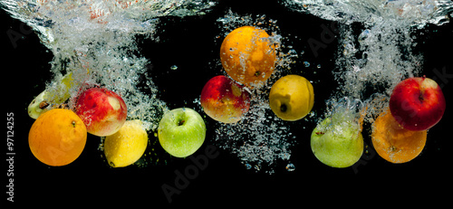 Owoce wpadające do wody © Fotorhemus
