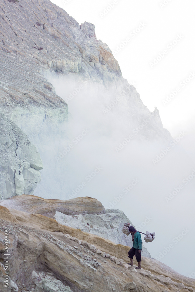 ijen crater man carrying sulfur