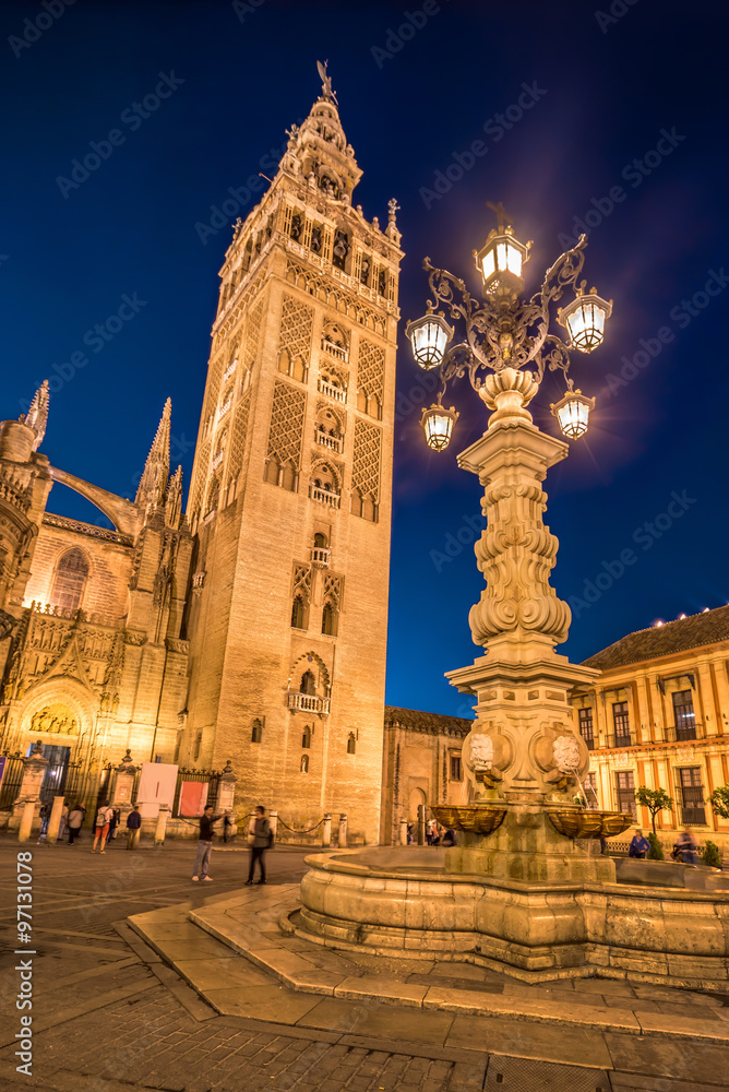 Naklejka premium The cathedral of Seville and la Giralda by night, Andalusia, Spain