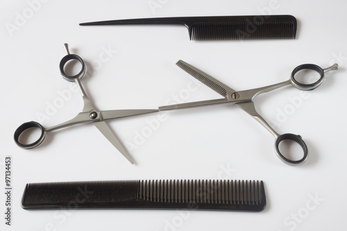 парикмахерские инструменты ножницы расчески зажимы 
