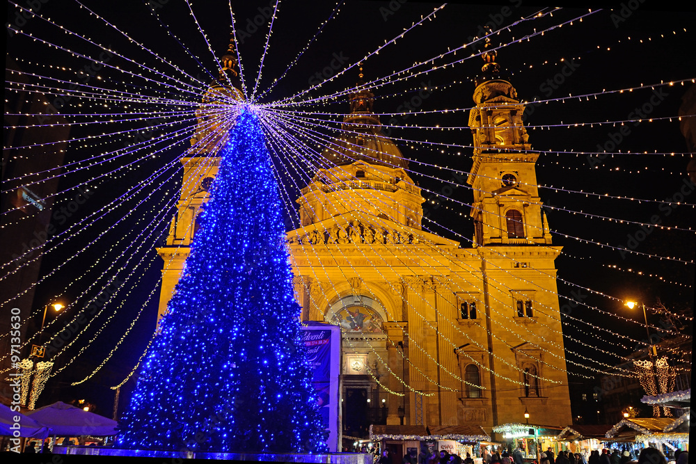 Naklejka premium Christmas market in front of St. Steven Cathedral, Budapest, Hun