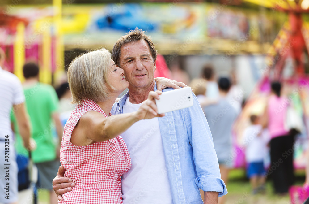 Naklejka premium Senior couple at the fun fair