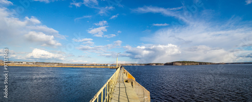 панорама Рефтинского водохранилища с плотиной и электростанцией, Россия, Урал 