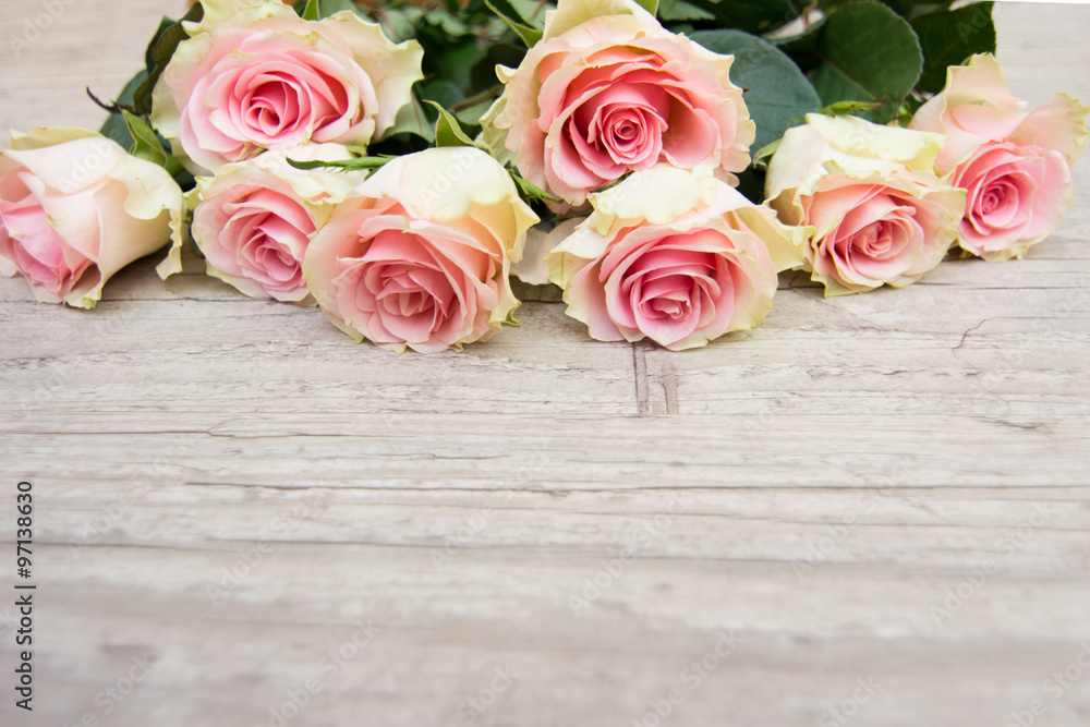 Fototapeta premium Roses on a wooden background
