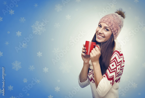 Cuadro en lienzo Beautiful girl in winter clothing.