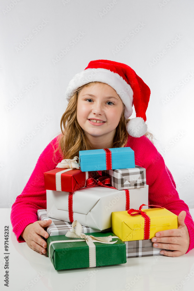 Mädchen freut sich über Weihnachtsgeschenke Mädchen freut sich über Weihnachtsgeschenke