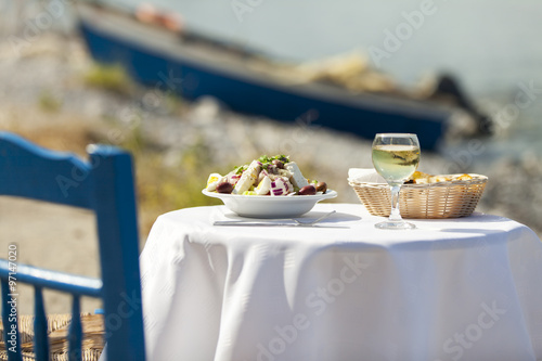 Griechischer Salat im Sommer im Freien