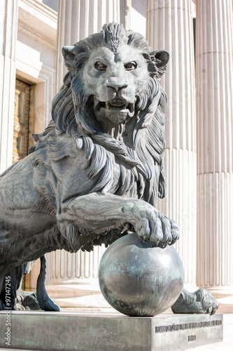 Statue lion du congrès des députés de Madrid