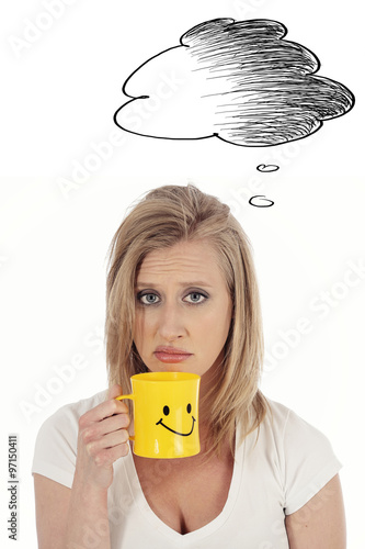 femme morose buvant un café avec dessin de nuage noir photo