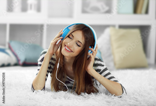Woman listening music in he...