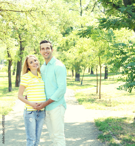 Young pregnant woman with h...