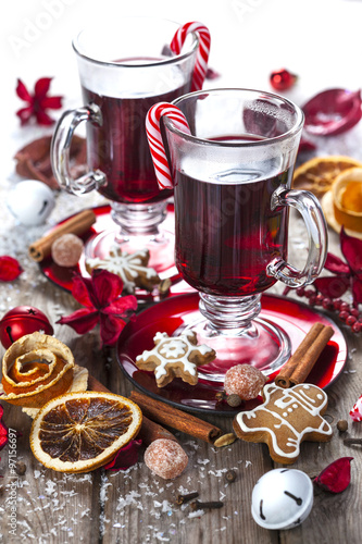 Mulled wine with spices © sanulchik