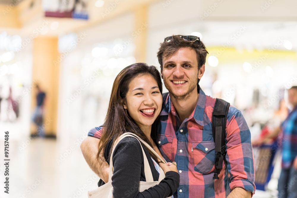 Obraz premium Asian Girl and Caucasian Boy in a Mall in a Mall