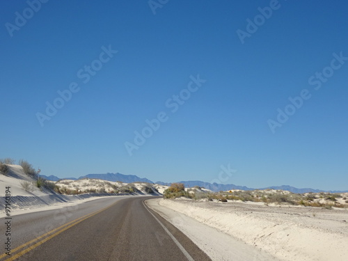 Route passant entre les dunes blanches