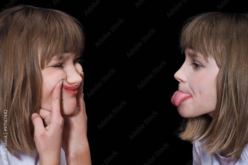 Мальчик корчит рожи язык. 18 показываем язык