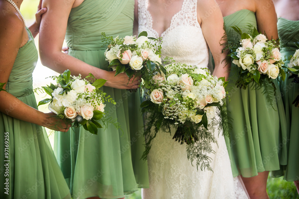 Obraz premium Bridesmaids and brides with beautiful green, pink and white rose