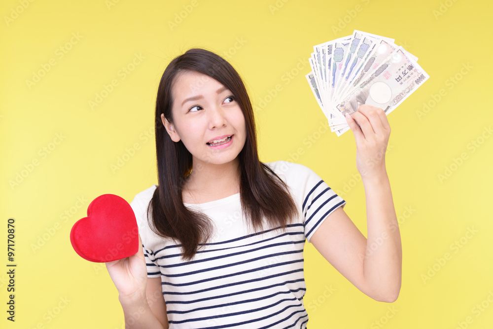 紙幣を持つ笑顔の女性