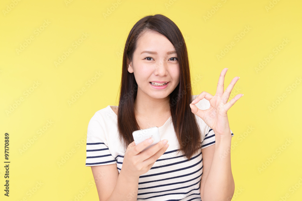 スマートフォンを持つ笑顔の女性