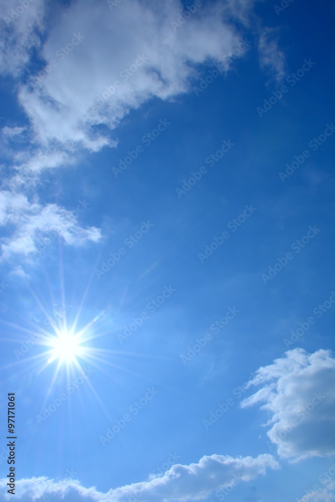 青い空と白い雲と太陽
