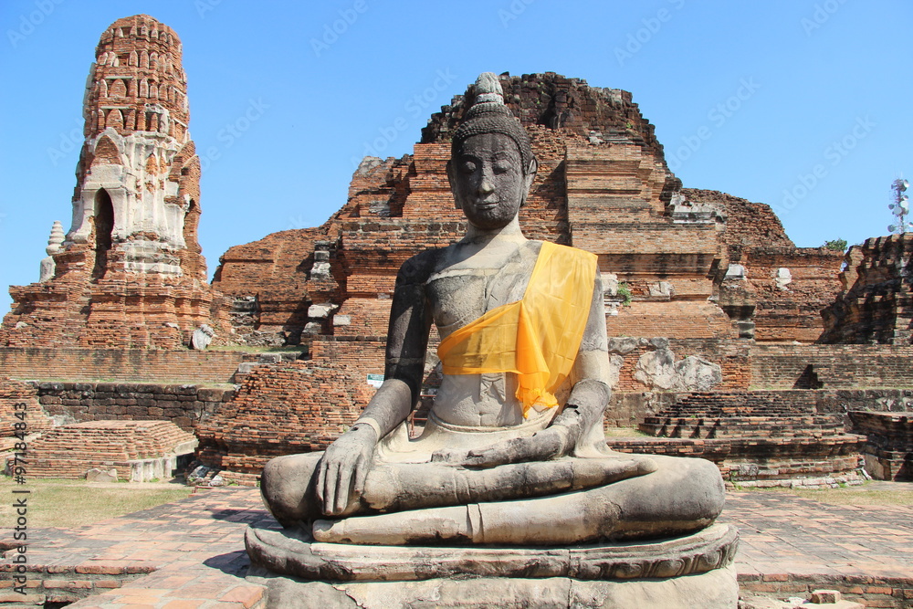 Buddha-Statue im Wat Phra Ram in Ayutthaya – Tempel des Heiligen Rama Buddha-Statue im Wat Phra Ram in Ayutthaya – Tempel des Heiligen Rama