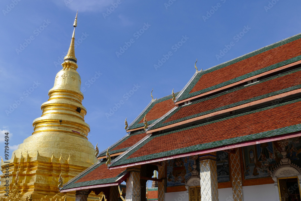 Fototapeta premium architecture of traditional buddhist temple and golden pagoda