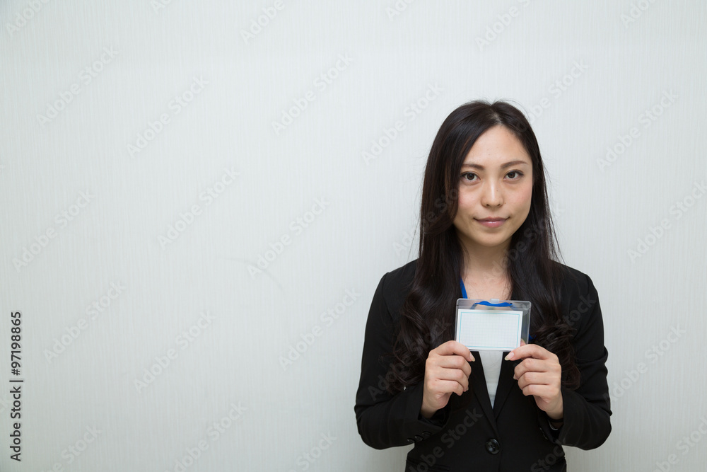 名札ケースを持つ女性 名札ケースを持つ女性