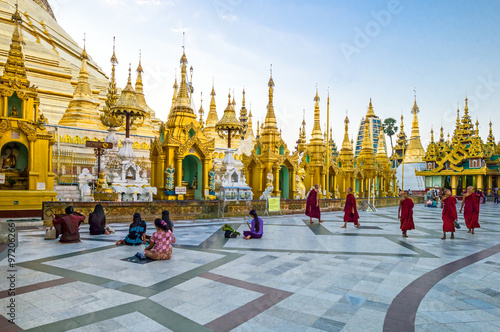 Fotografia Myanmar, Yangon, religious in prayer and monks in the Swedagon Pagoda