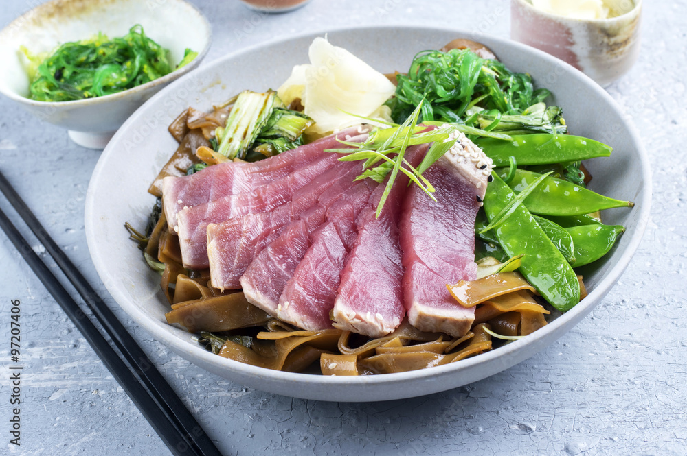 Thunfisch Tataki mit Reisnudeln und Gemüse Thunfisch Tataki mit Reisnudeln und Gemüse