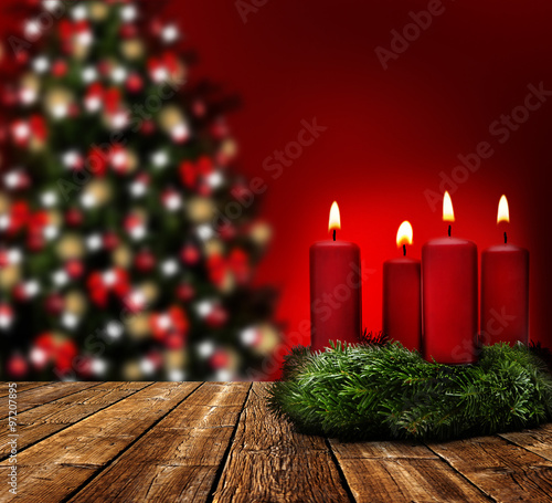 Adventskranz vor Weihnachtsbaum