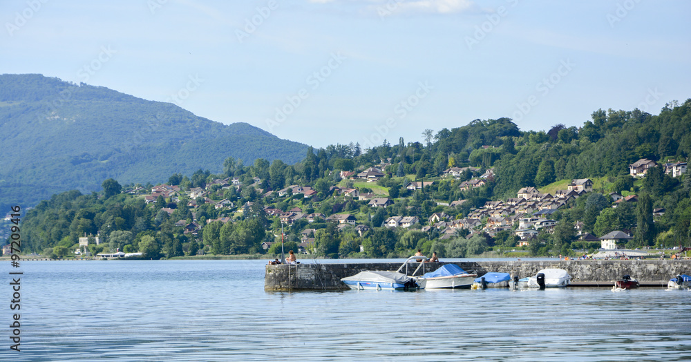 Rive du lac du bourget à Aix les bains, Savoie