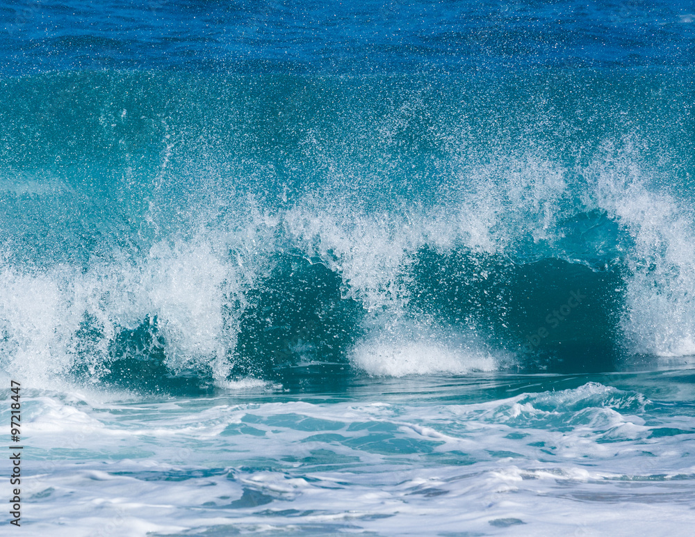 Obraz premium Powerful waves break at Lumahai Beach, Kauai