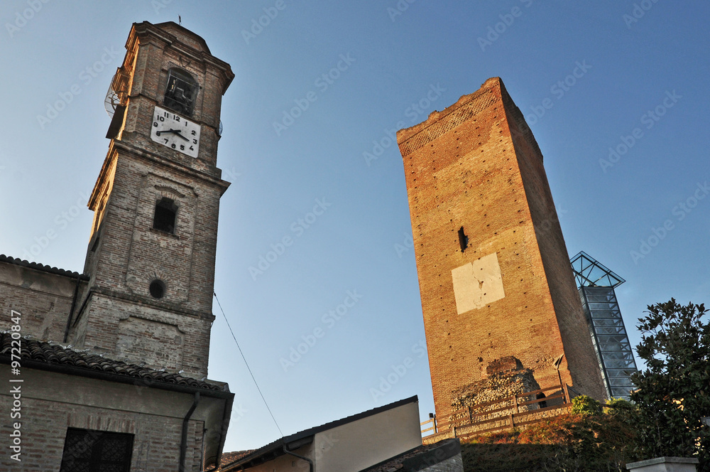 La chiesa e la Torre di Barbaresco, Langhe, Piemonte