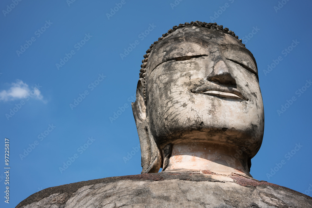 Obraz premium Impressive Buddha Statue at Kamphaeng Phet Historical Park 