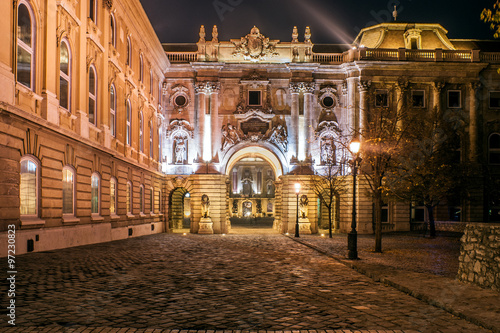 Bilde på lerret Entrance to the Royal Castle Square in Budapest at night
