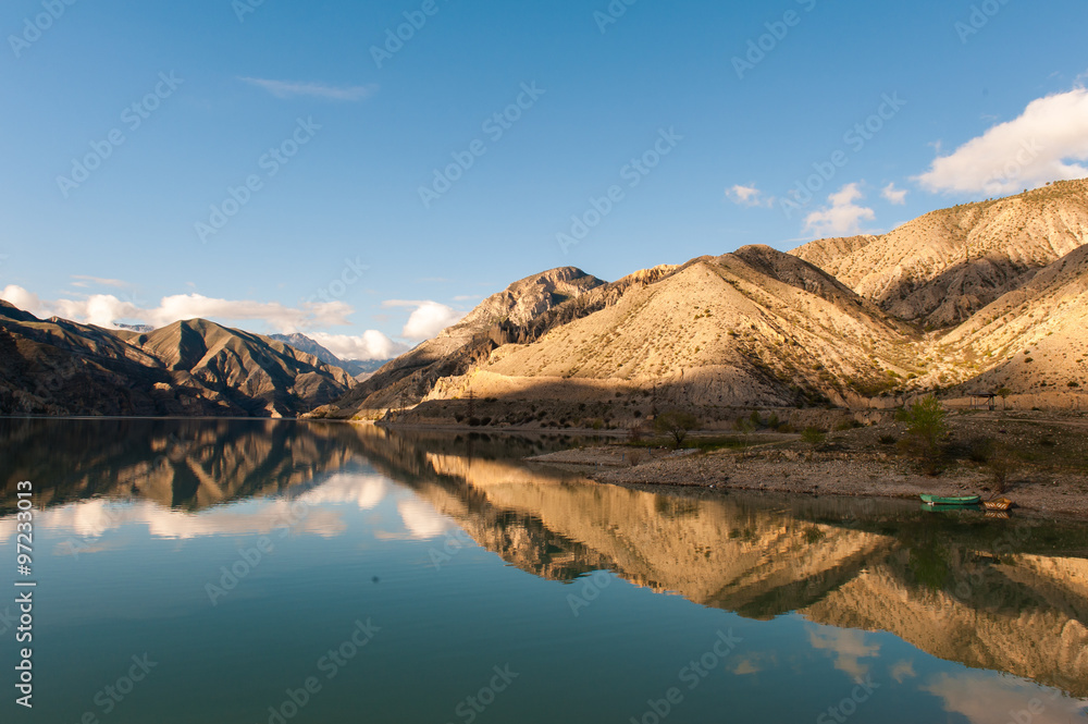 Obraz premium Sunrise at Lake Tortum, Erzurum, Turkey